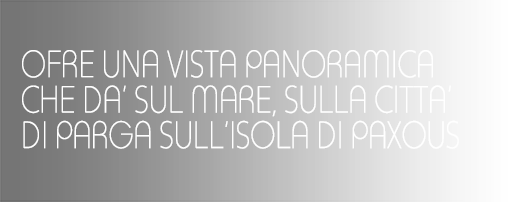 OFRE UNA VISTA PANORAMICA CHE DA’ SUL MARE, SULLA CITTA’ DI PARGA SULL’ISOLA DI PAXOUS